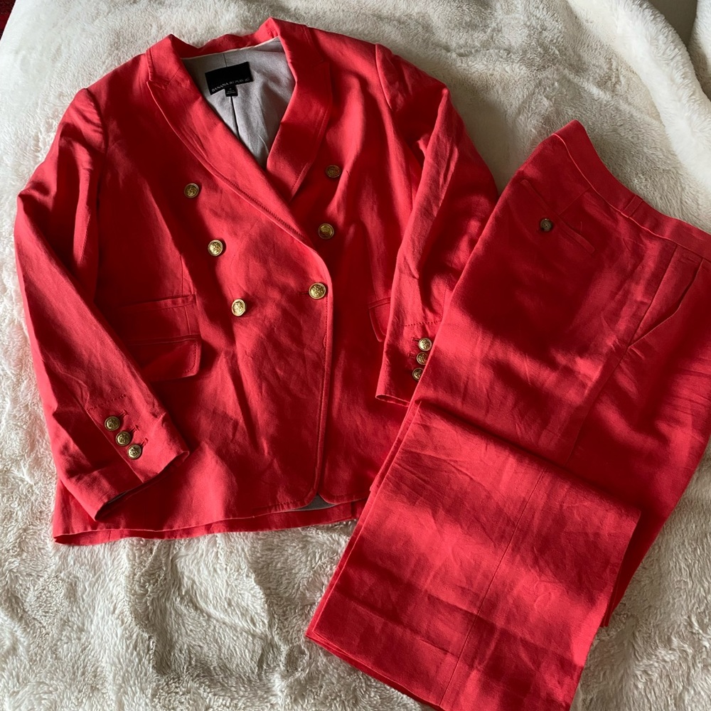 Women’s Banana Republic Coral Linen suit with gold buttons
